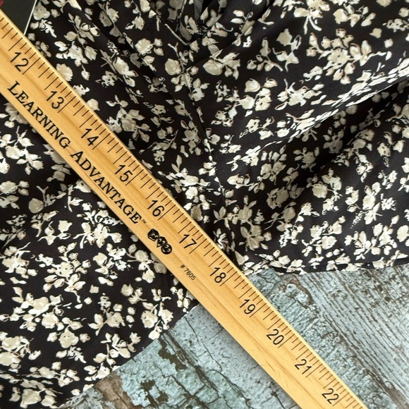 BNWT Levi's Black and White Floral Top - Picture 4 of 8